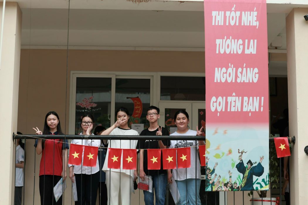 Đồng hành cùng con trong kỳ thi quan trọng, nhiều phụ huynh cũng bày tỏ cảm xúc hồi hộp, lo lắng và mong các thí sinh bình tĩnh, tự tin, làm bài thật tốt sau những ngày tháng ôn luyện vất vả. Ảnh: Hải Nguyễn