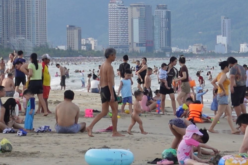 Da Nang Beach esta llena de gente para evitar el calor en medio de 40 grados. Foto: Tran Thi