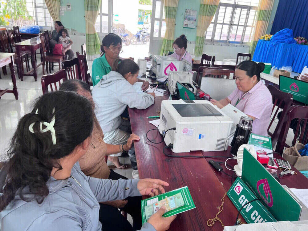 NHCSXH tinh Ninh Thuan giai ngan von vay tai Diem giao dich xa. Ảnh: Minh Uyen  