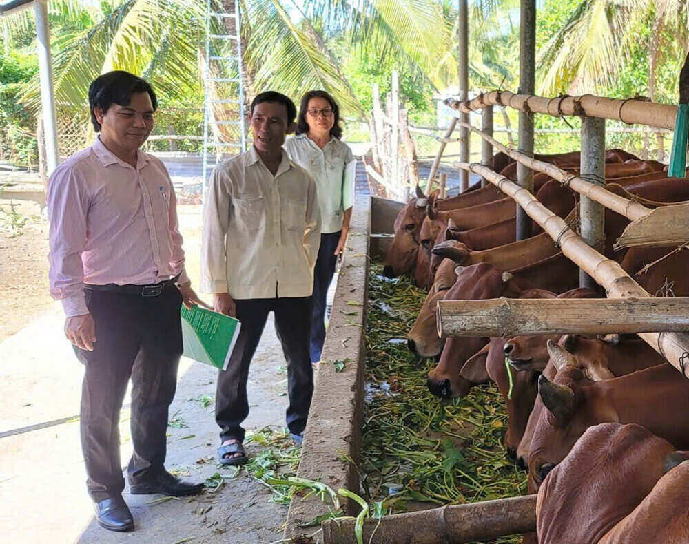 Can bo tin dung NHCSXH gan bo voi vung kho khan va dong bao DTTS. Ảnh: Minh Uyen