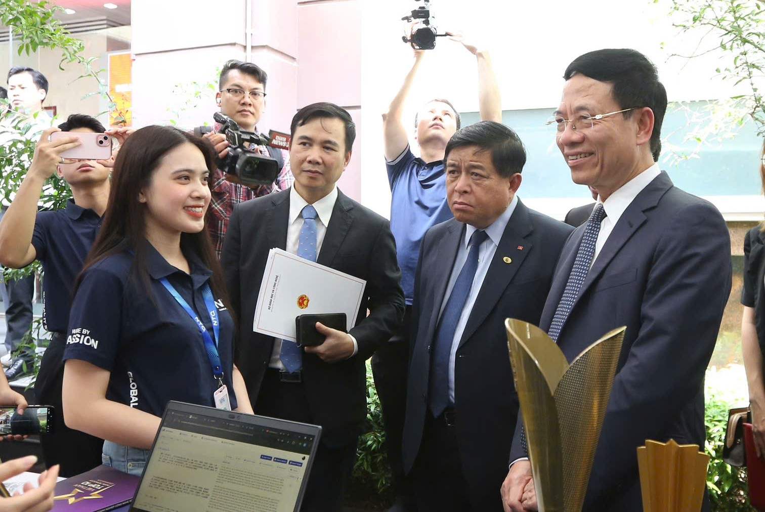 Pho Thu tuong Nguyen Chi Dung va Bo truong Bo KHCN Nguyen Manh Hung tham quan cac gian hang trinh dien san pham KHCN. Anh: Thieu Trang