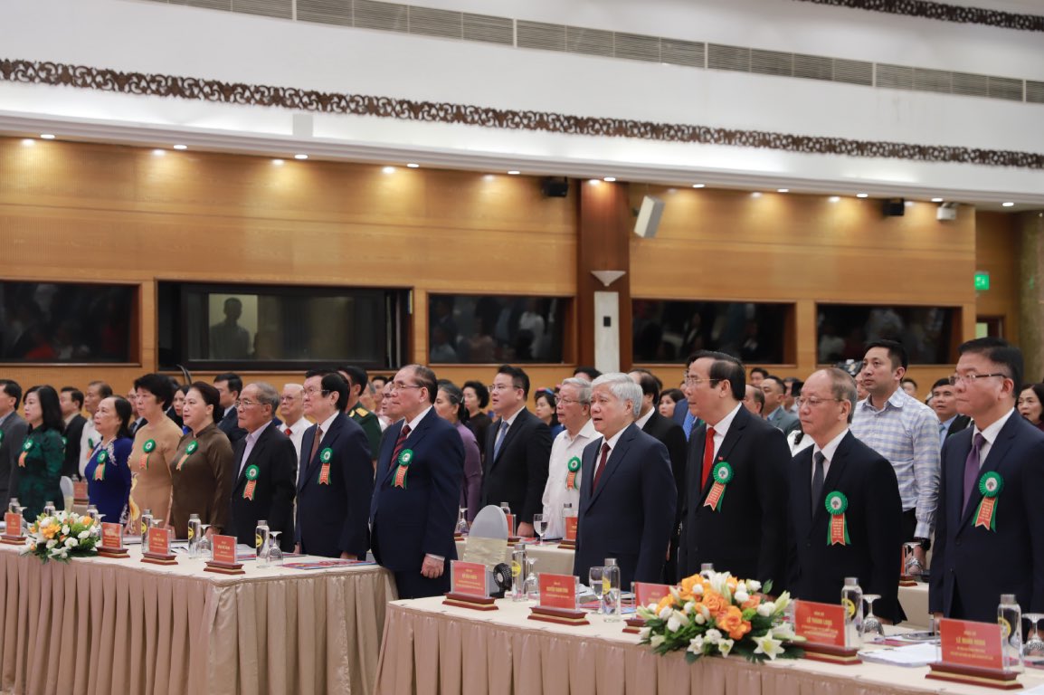 El presidente del Comite Central del Frente de Patricas de Vietnam, Do Van Chien, asistio al 30 aniversario del establecimiento de la Asociacion de Ancianos de Vietnam. Foto: Bao Han