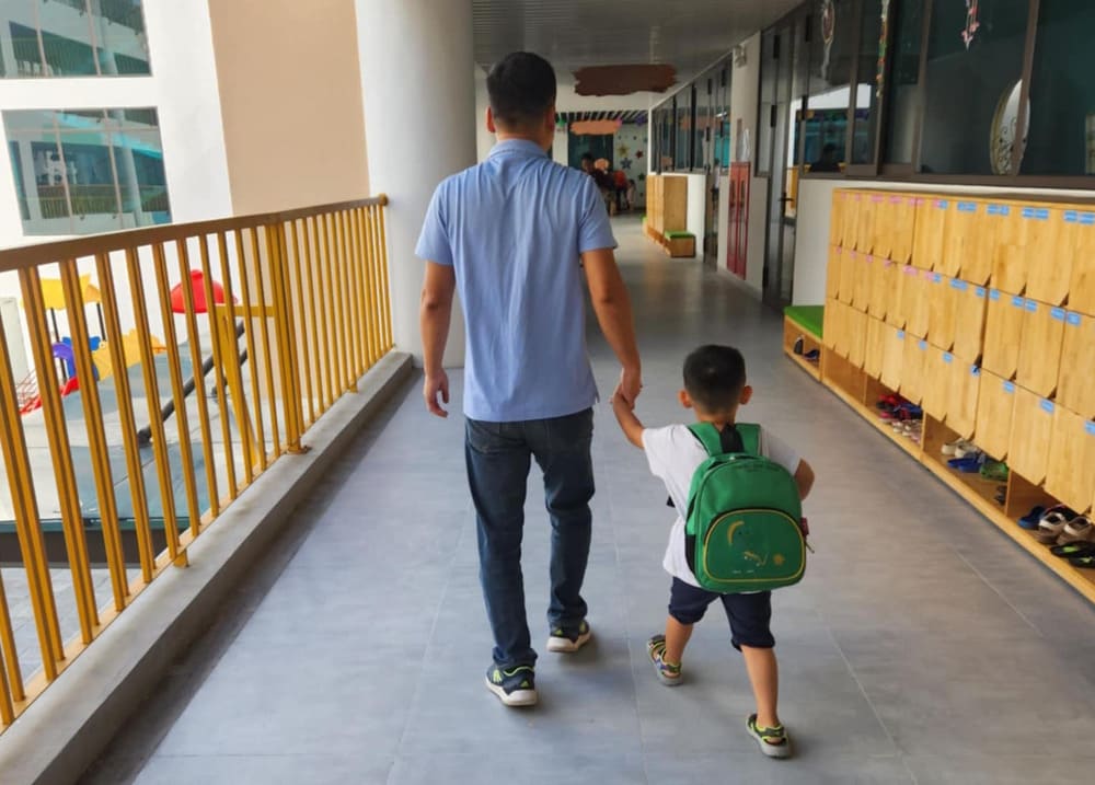 Parents should regularly ask their children about studying and playing in class to grasp the psychology of the children. Photo: Trang Pham