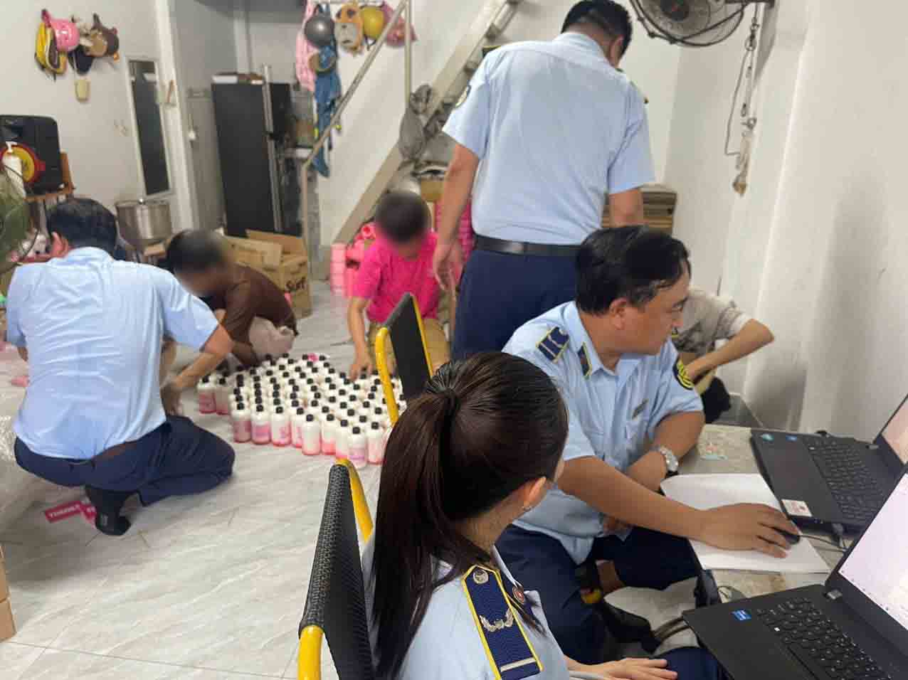 Doi Quan ly thi truong so 18 dot xuat kiem tra, tam giu luong lon my pham khong ro nguon goc, xuat xu tai mot diem kinh doanh o huyen Hoc Mon. Anh: Chi cuc Quan ly thi truong TPHCM cung cap