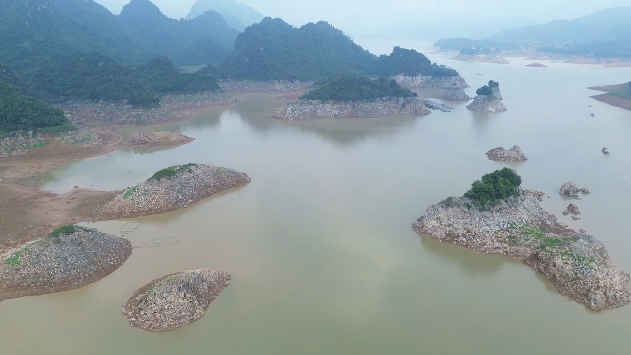 Toan canh long ho Hoa Binh tu tren cao cho thay muc nuoc rut sau, de lo nhung day dao da tro troi – von chim sau duoi long ho trong mua nuoc day.