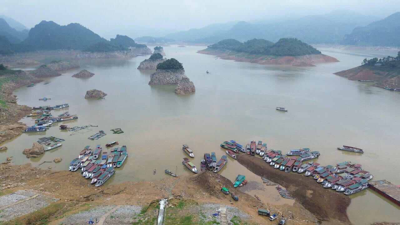 The scene of people walking in the middle of the lake that was flooded all year round at Bich Ha Port. Photo: Dang Tinh