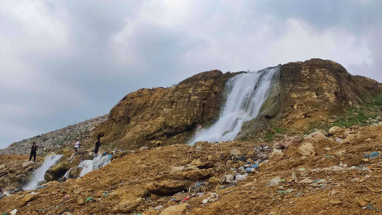 Muc nuoc long ho Hoa Binh xuong thap bat thuong da lam lo ra nhung tang dia chat va tao nen mot thac nuoc tuyet dep giua vung long ho kho can. Dong nuoc do tu tren cao xuong qua vach da tro troi, hoa cung canh quan hung vi, tao nen khung canh vua ky vi vua xot xa – minh chung ro ret cho nhung bien dong khac nghiet cua thien nhien.