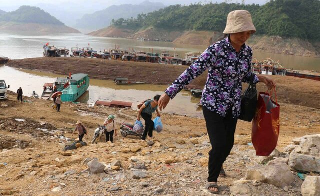 Ghi nhan thuc te cho thay, hang chuc nguoi dan dia phuong, du khach – tu nguoi lon den tre em – da xuong long ho de di lai, choi dua, tham chi dieu khien ca xe may di xuyen qua long ho can. Nhung vet nut keo dai, dau banh xe in tren mat dat, va xac thuyen bo lai tren lop bun, tao nen khung canh vua la lam vua dang suy ngam.