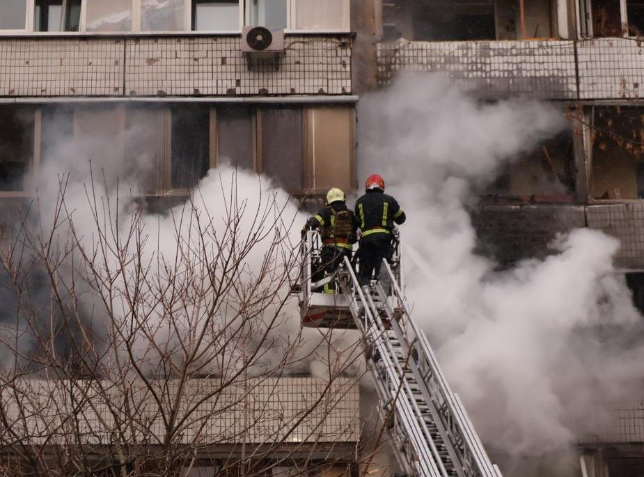 El humo se eleva de un edificio despues de un ataque ruso contra Kiev, Ucrania, el 2 de enero de 2024. Foto: Xinhua