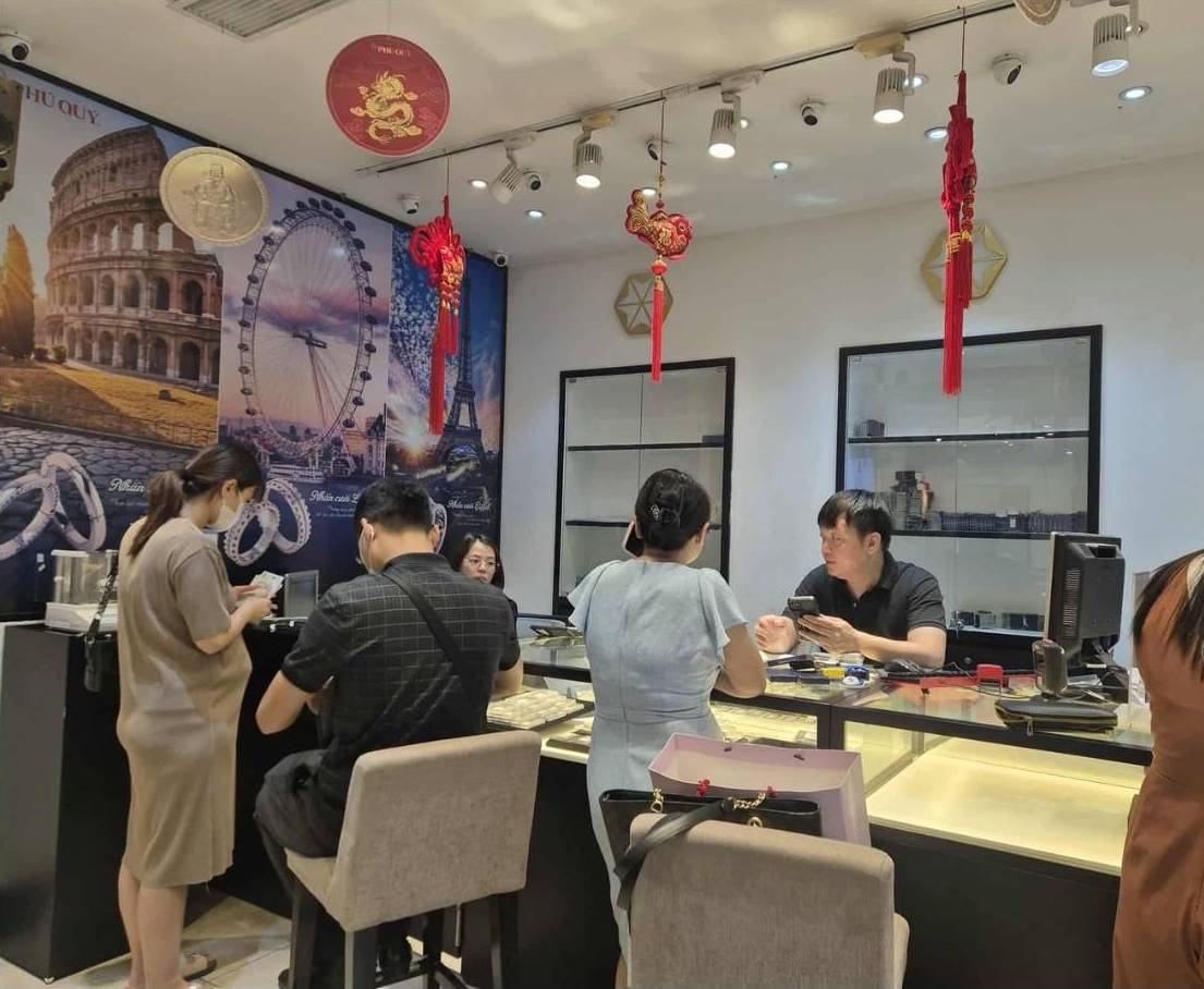 Ngay 6.6, nhieu nguoi den cua hang vang bac da quy tai Ha Noi de mua ban bac. Anh: Phuong Anh 