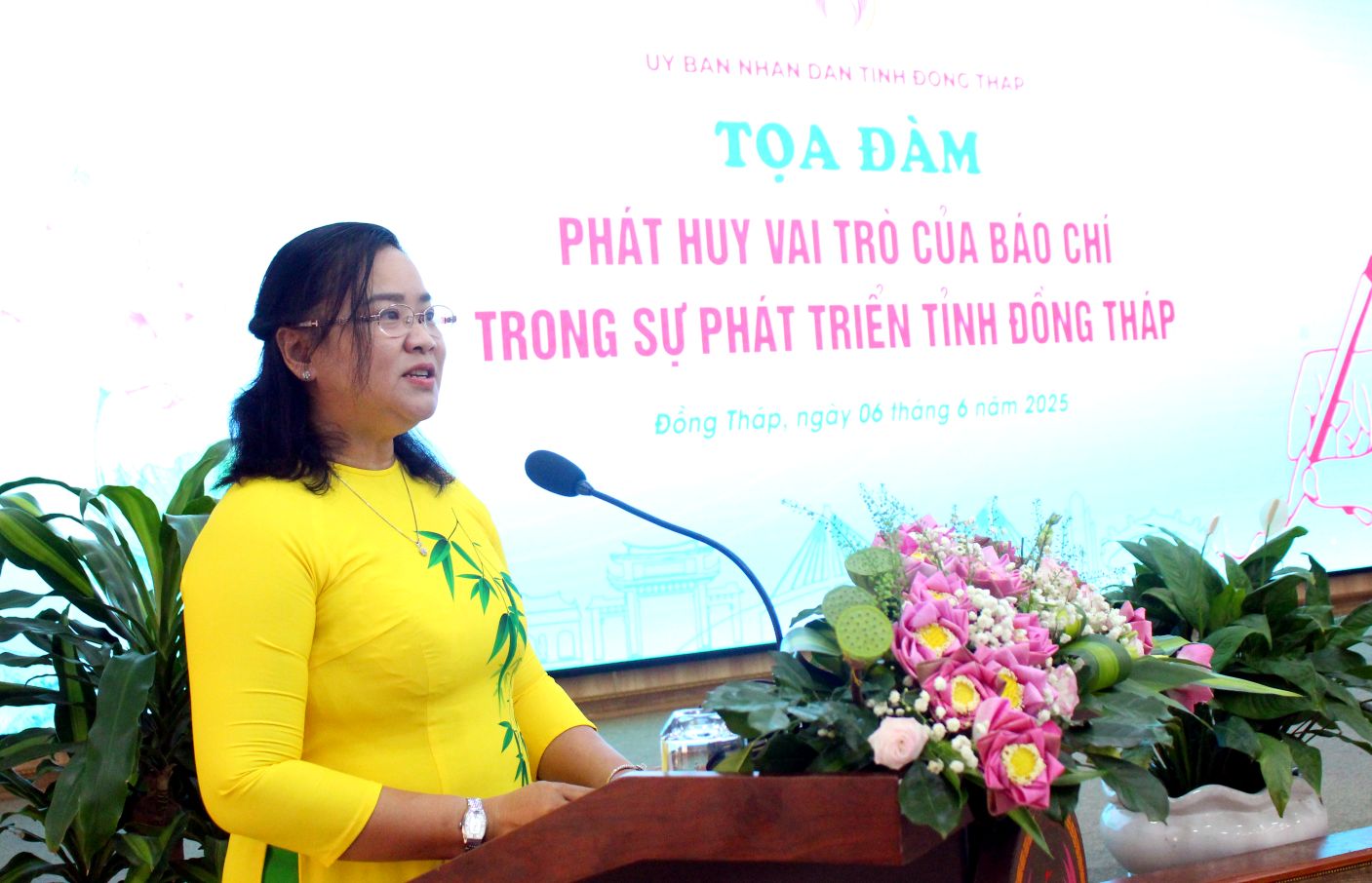 Ba Huynh Thi Hoai Thu bao cao de dan buoi toa dam. Anh: Lam Dien