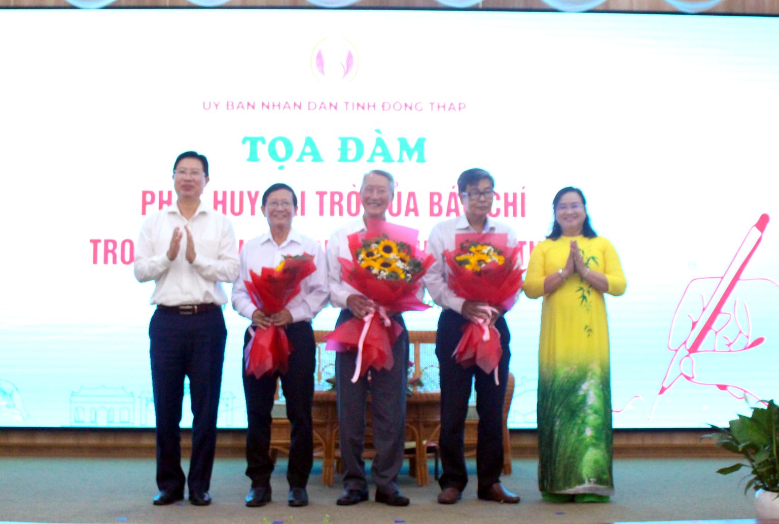 Pho Chu tich UBND tinh Dong Thap Huynh Minh Tuan (bia trai anh) tang hoa chuc mung cac dien gia. Anh: Lam Dien 