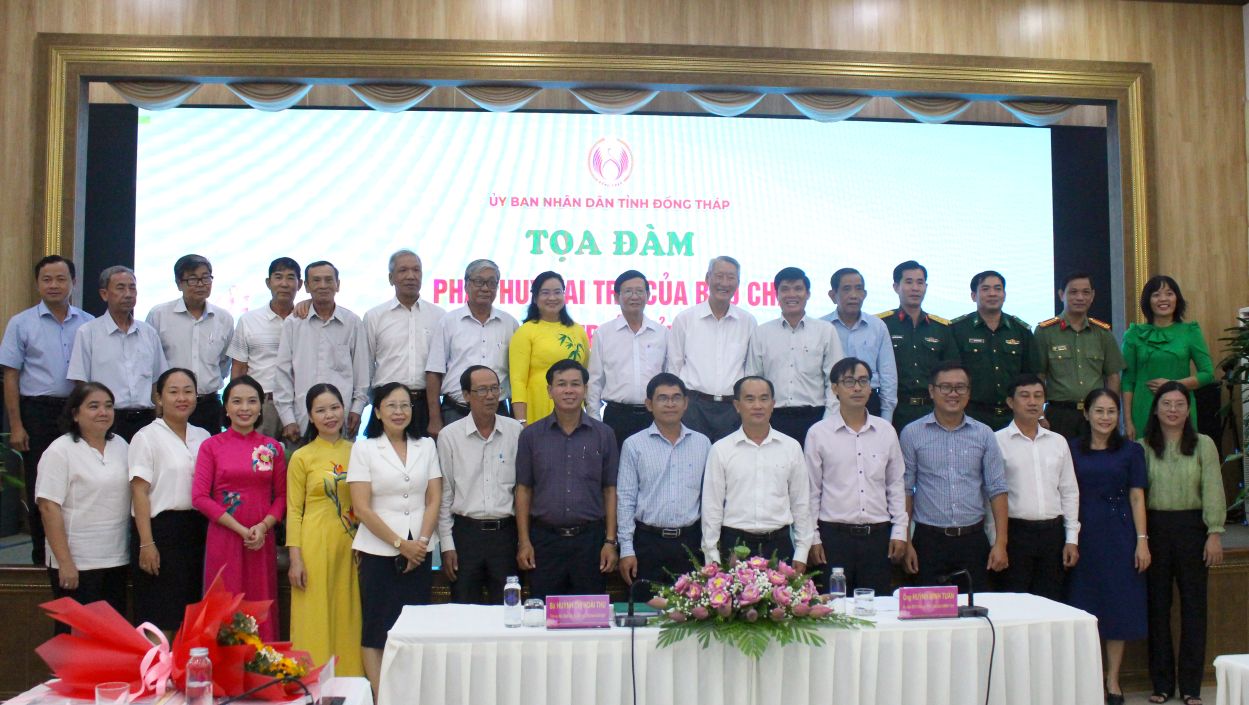 Dai bieu cung lanh dao cac co quan bao chi qua cac thoi ky chup anh luu niem. Anh: Lam Dien