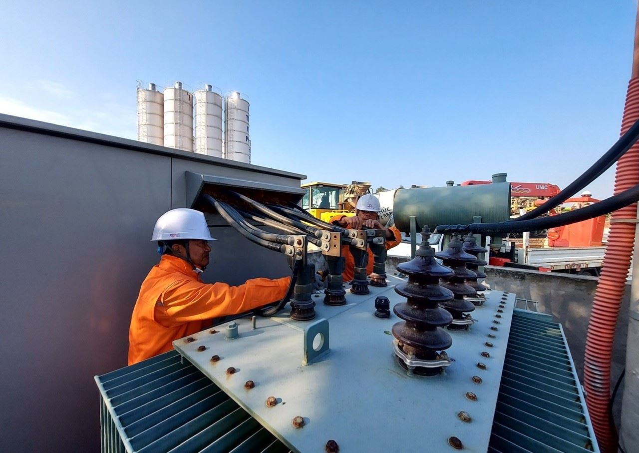 El oficial de poder de Mong Cai, perteneciente a Quang Ninh Power Company, embellece las carreteras y las estaciones de transformadores. Foto: Quang Ninh Power Company