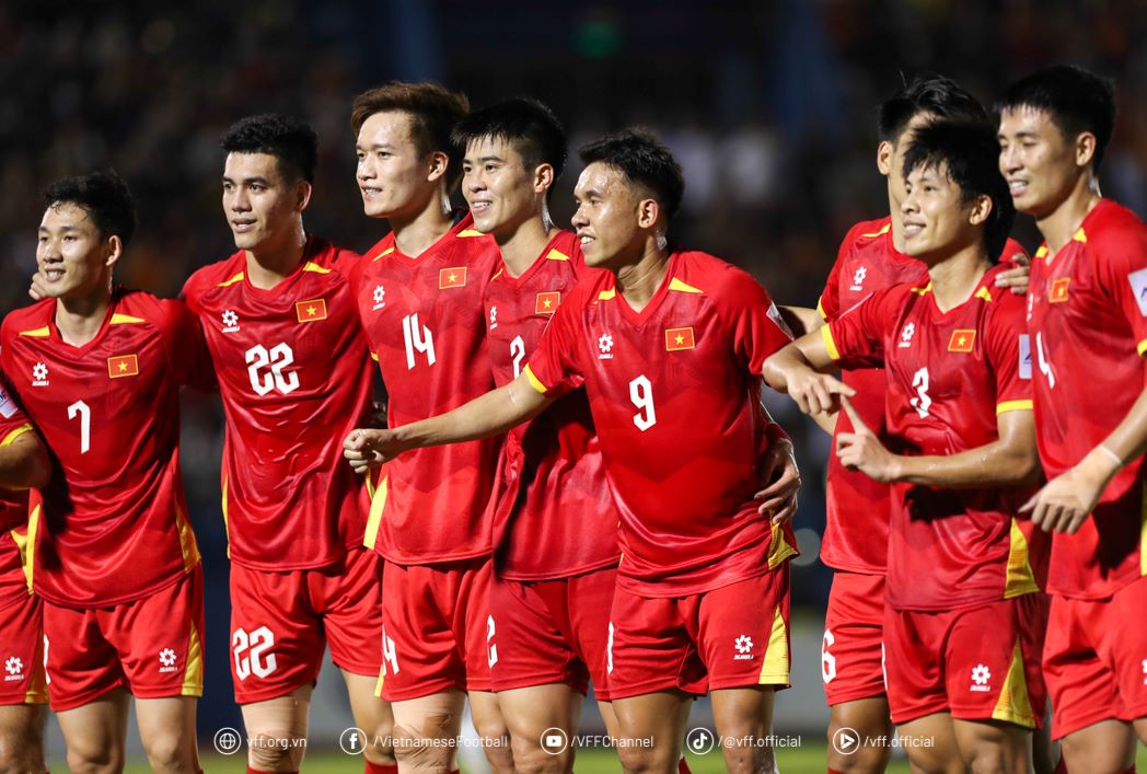 The Vietnamese team faces many challenges in the match against Malaysia in the 2027 Asian Cup qualifiers. Photo: VFF