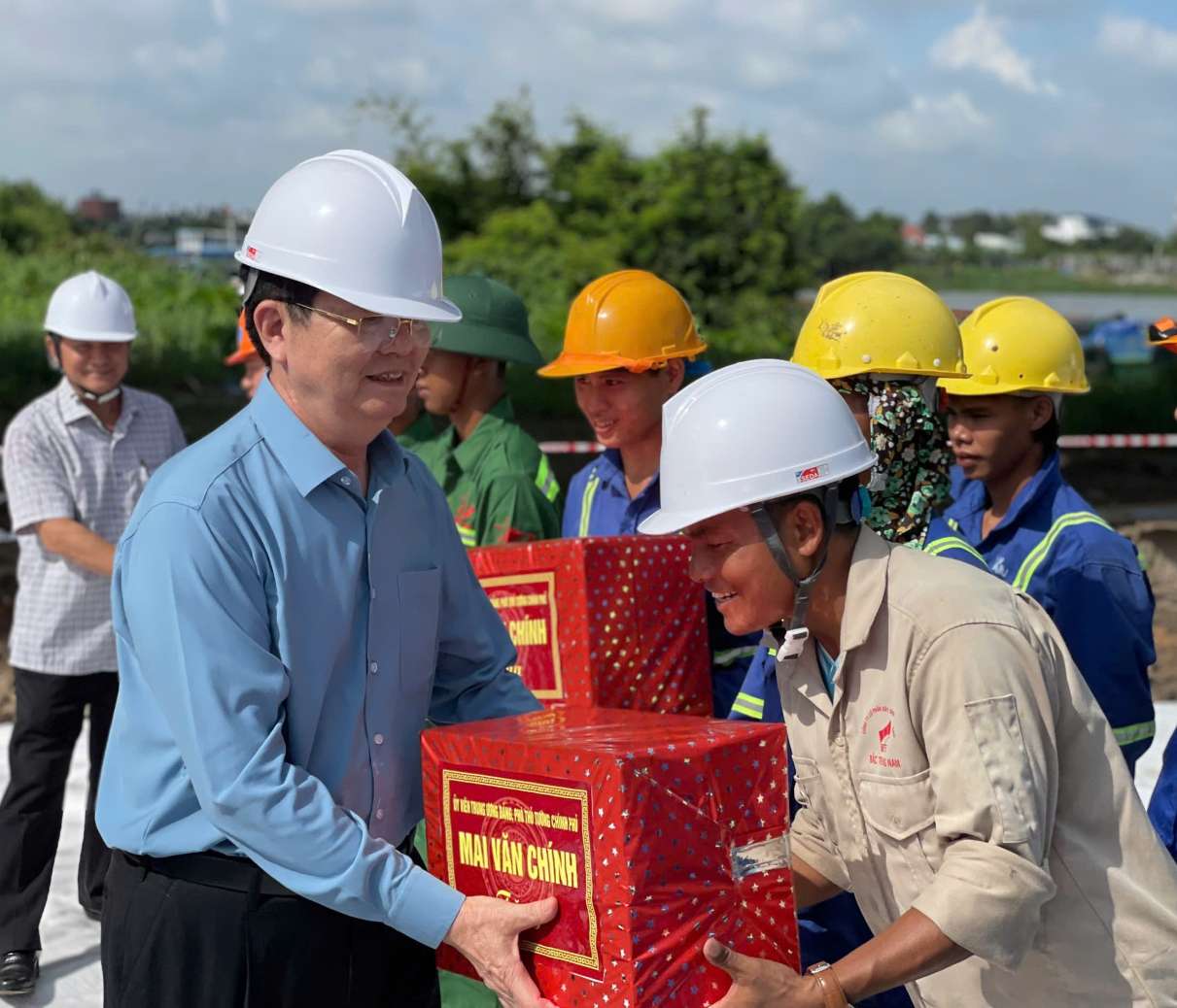 Deputy Prime Minister Mai Van Chinh inspected the progress of the Binh Goi bridge project under the Ho Chi Minh City Ring Road 3 project and presented gifts to workers working here. Photo: Dinh Trong
