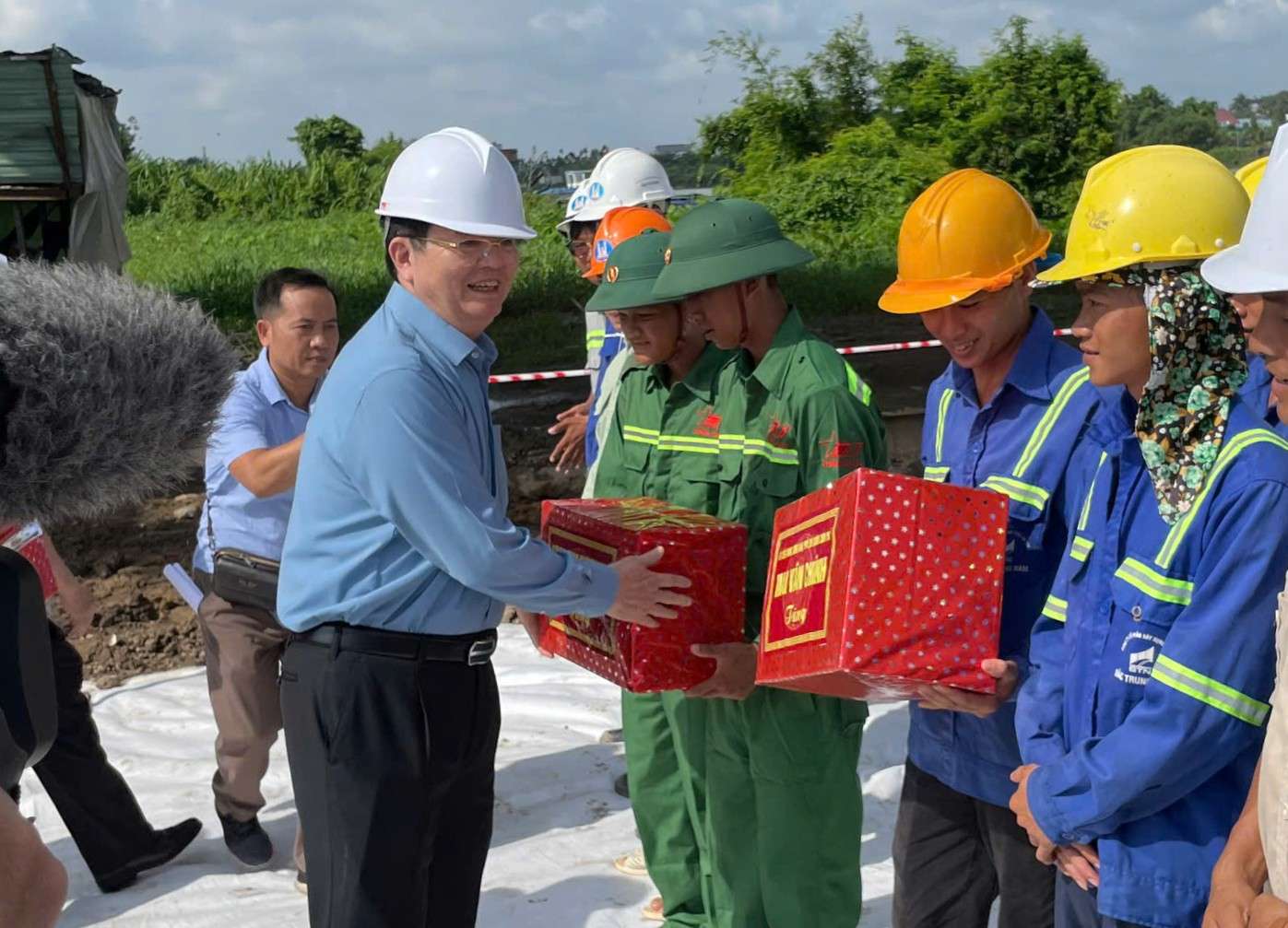 Pho Thu tuong Mai Van Chinh tang qua dong vien cong nhan lao dong. Anh: Dinh Trong