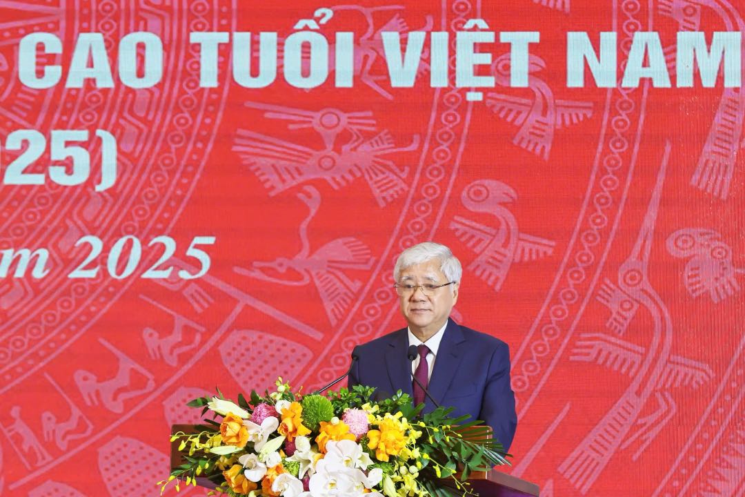 Chairman of the Central Committee of the Vietnam Fatherland Front Do Van Chien emphasized that in the coming time, the Association of the Elderly needs to proactively arrange and perfect the organization of the association to be streamlined, effective and efficient. Photo: Bao Han