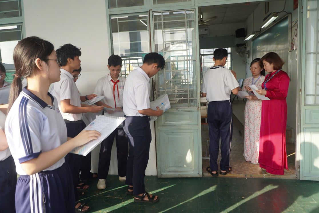 Ngay sau khi thi sinh ket thuc gio lam bai thi, dap an se duoc Lao Dong cap nhat. Anh: Chan Phuc