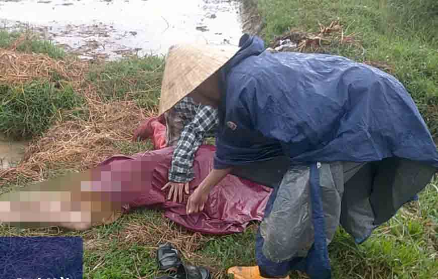The scene where Mr. N (born in 1978, residing in Quy Hai village, Thach Ngoc commune, Thach Ha district, Ha Tinh province) was beaten to death by lightning in the fields on the afternoon of June 4. Photo: Quang Tuan.