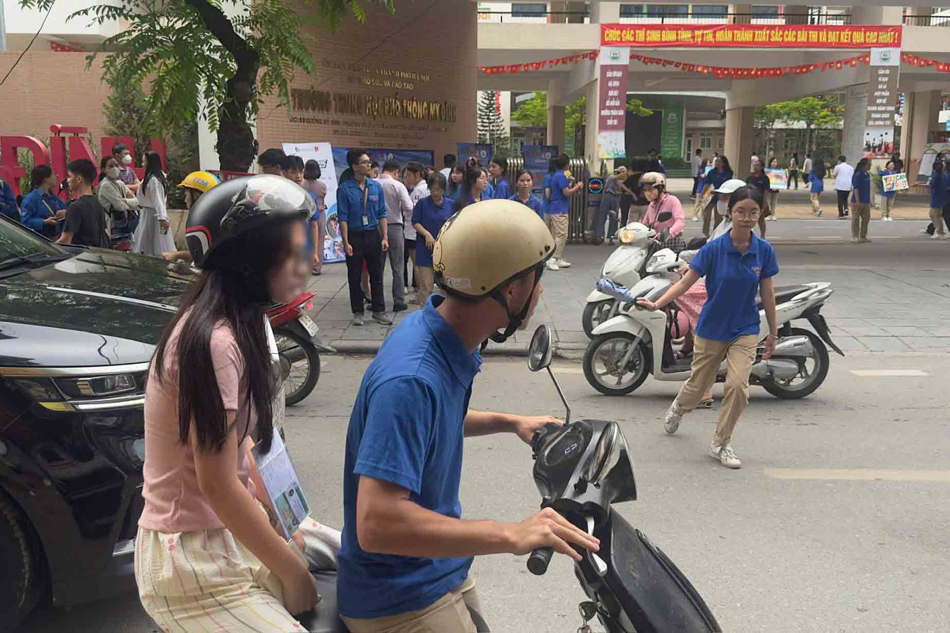 Los jovenes se ofrecieron como voluntarios para apoyar a los concursantes a los puntajes de las pruebas correctas. Foto: Huu Chanh
