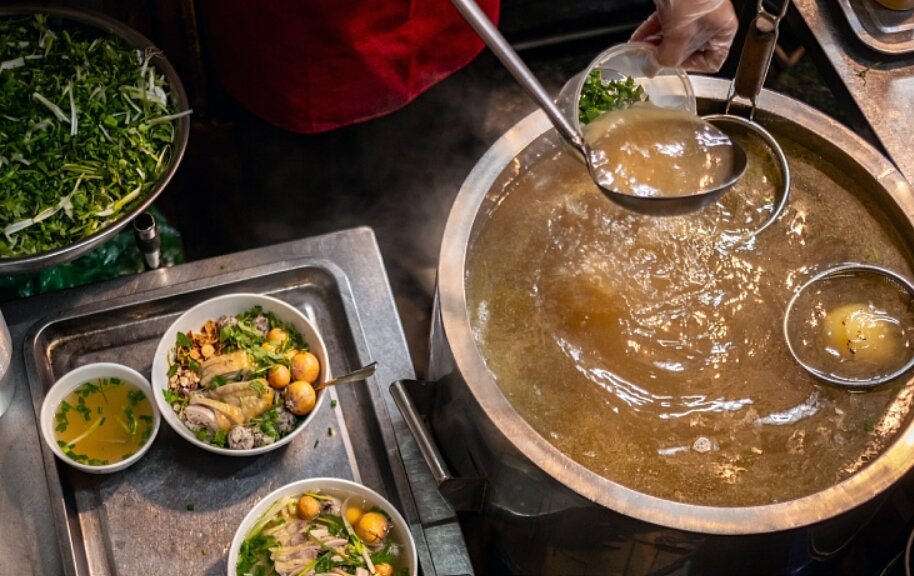 Pho ga Nguyet tru danh. Anh: Michelin