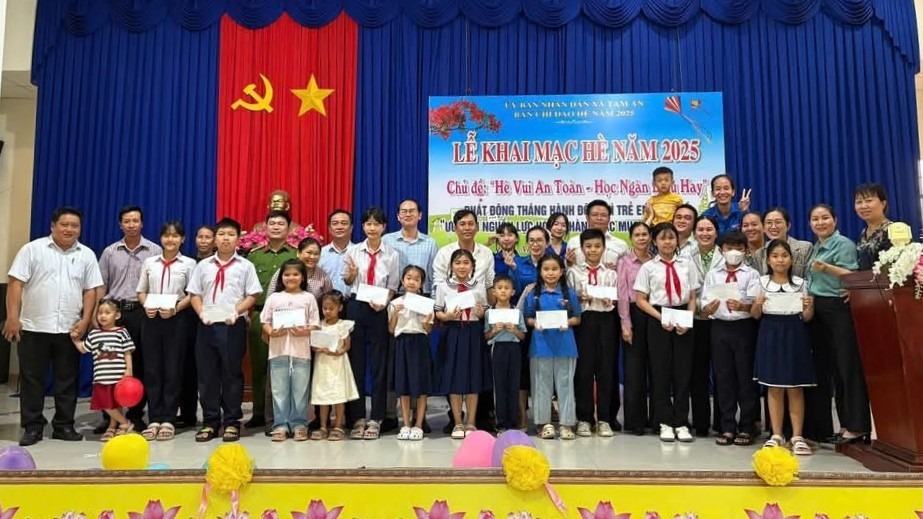 The Tam An Commune Trade Union organized the summer opening ceremony, giving gifts and rewarding students. Photo: Long Dat District Labor Federation