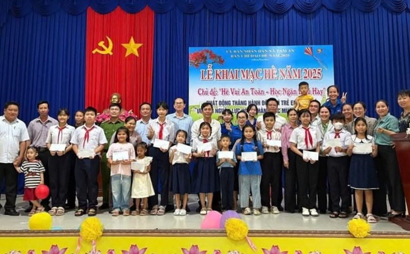 The Tam An Commune Trade Union organized the summer opening ceremony, giving gifts and rewarding students. Photo: Long Dat District Labor Federation