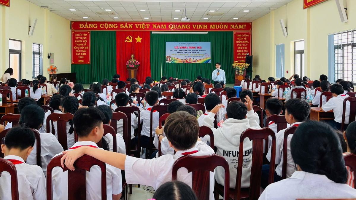 Ong Le Minh Quan - Chu tich LDLD huyen Long Dat - trao doi, chia se voi cac em hoc sinh xa Phuoc Hoi. Anh: LDLD huyen Long Dat