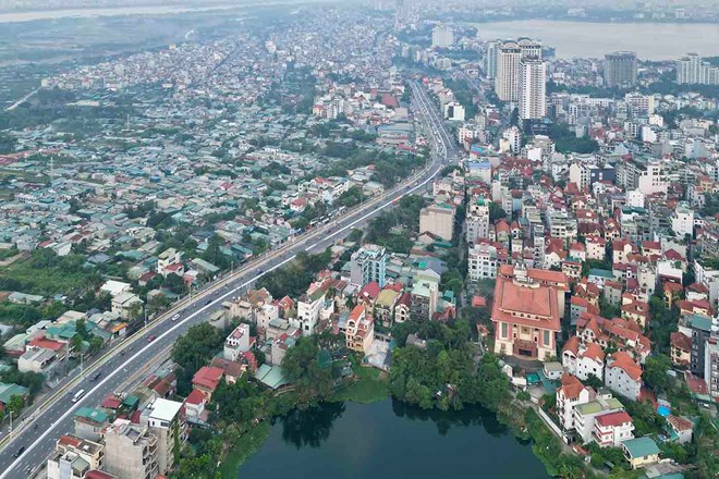 Muchos proyectos sobre la construccion y expansion de las carreteras se incluyen en el Plan de Uso de la Tierra 2025 en el distrito de Tay Ho. Foto: Huu Chanh