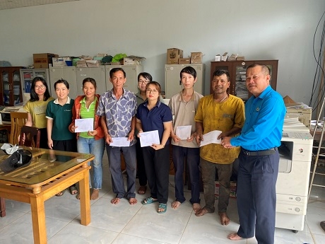 Los representantes del sindicato del distrito de Cu M'gar presentaron obsequios a miembros y trabajadores sindicales en circunstancias dificiles. Foto: Thanh Quang