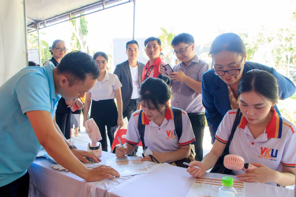 8.200 oportunidades profesionales para trabajadores y estudiantes en el Festival de Job Da Nang. Foto: Nguyen Thi