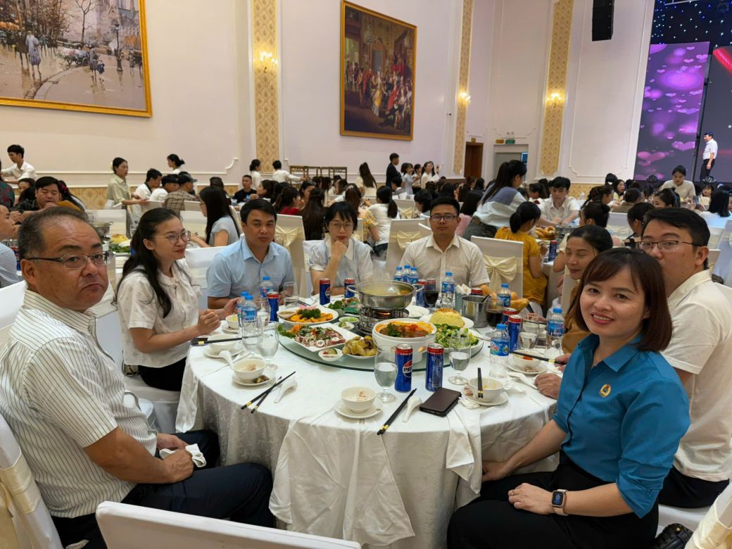Representantes de Sakurai Vietnam Co., Ltd., Nghi hijo de la zona economica sindical y parques industriales de la provincia de Thanh Hoa, conversando con trabajadores en la parte de gratitud. Foto: Quach du