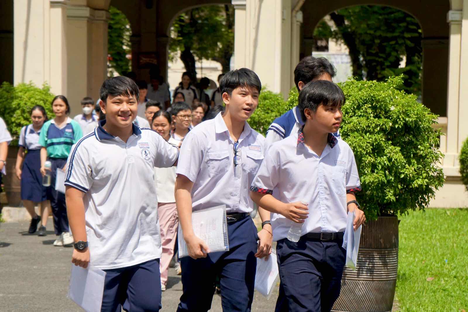Examen de grado 10 En la ciudad de Ho Chi Minh, los candidatos ingresan con confianza al examen de idioma extranjero esta tarde