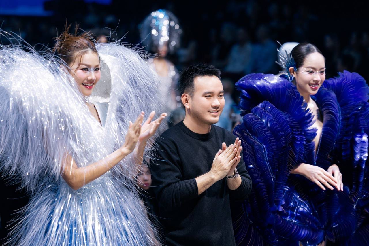 Thiet ke nay doi hoi ky thuat xu ly cau ky va co trong luong lon den muc can den hai chang trai khieng vao hau truong. The nhung, khi buoc ra san khau, Thanh Hang van sai buoc nhe nhang va la luot, khien ca khan phong vo oa boi su chuyen nghiep va than thai dinh cao.