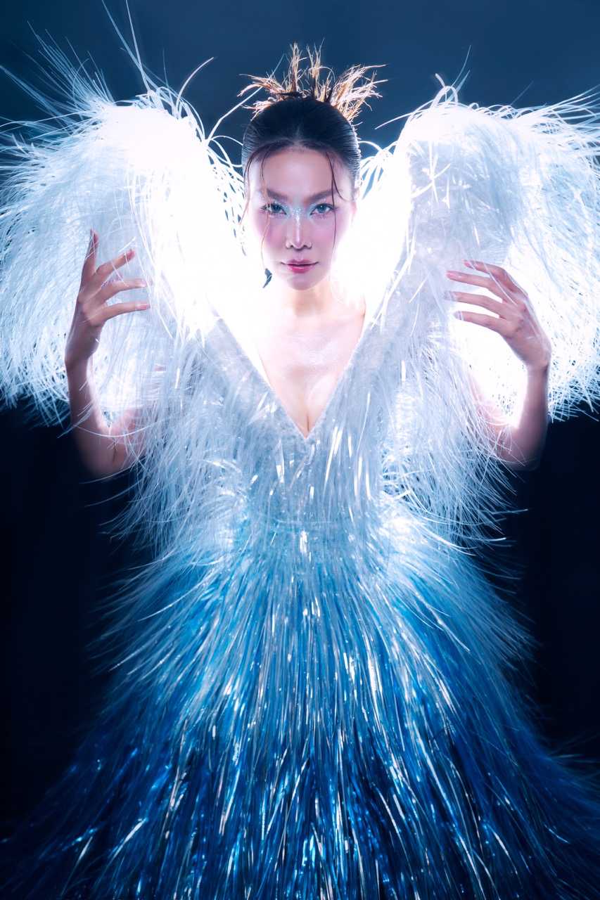 Cac soi tua rua xep lop voi mat do day dac, tao nen hieu ung chuyen dong bat sang lien tuc theo tung buoc catwalk, khien nguoi xem co cam giac nuoc dang chay tren co the nguoi mau.