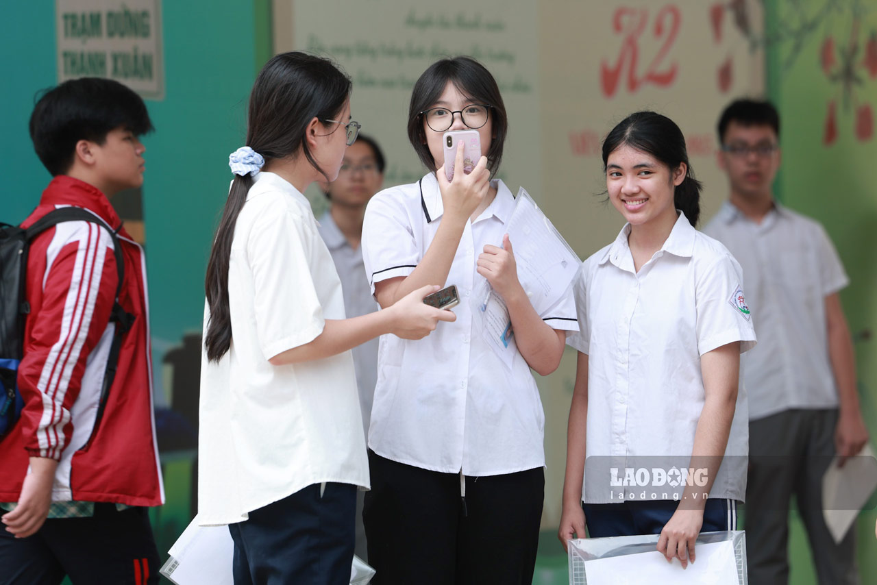 Hanoi Police show off their talents in predicting the content of the 10th grade Literature exam