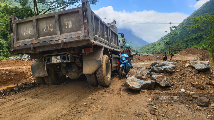 Chiếc xe tải bị sa lầy nhưng không nhận được sự hỗ trợ của đơn vị thi công khiến giao thông trên tuyến ảnh hưởng