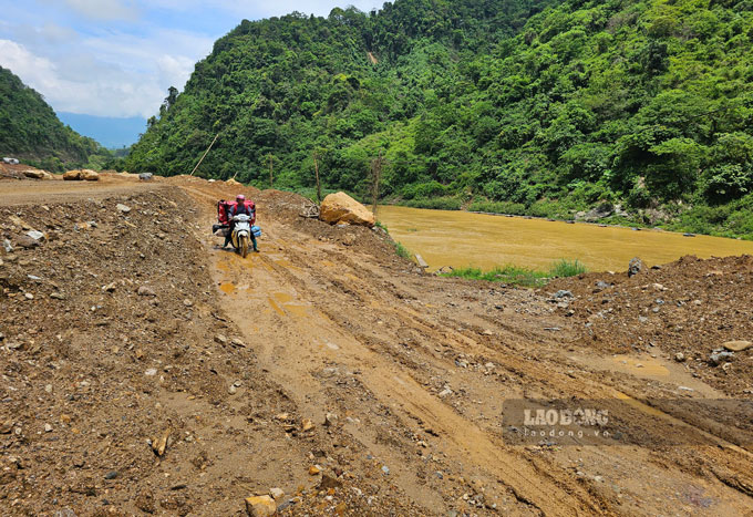 Dự án thi công ì ạch khiến người dân đi lại khó khăn. Ảnh: Bảo Nguyên