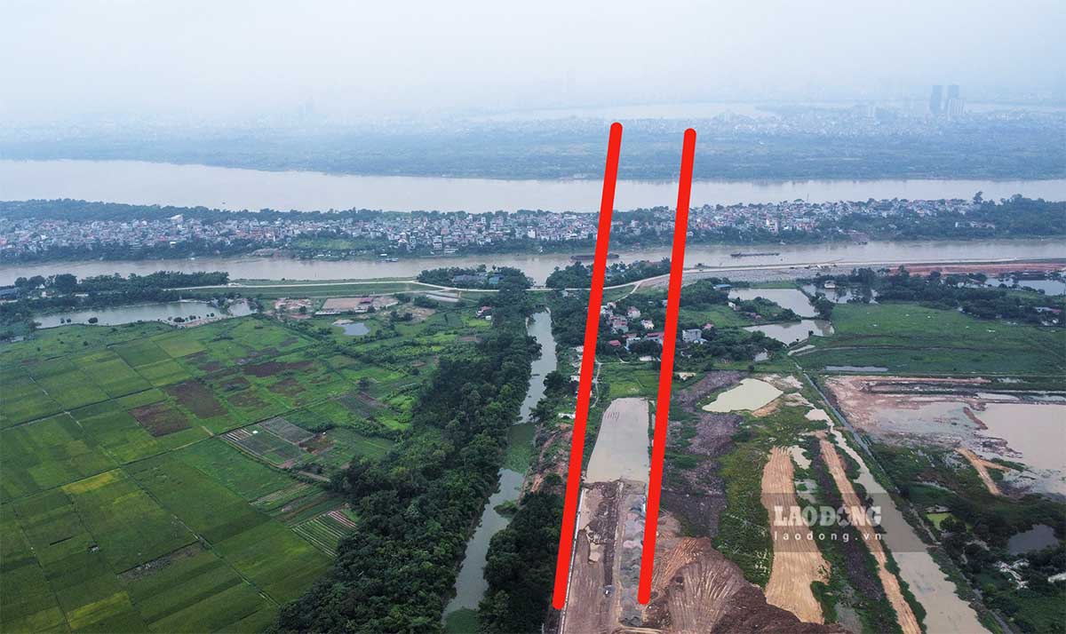 El area de construccion del puente de TU Lien cruza el rio Rojo y el camino que conduce al distrito de Dong Anh. Foto: Viet Bac.