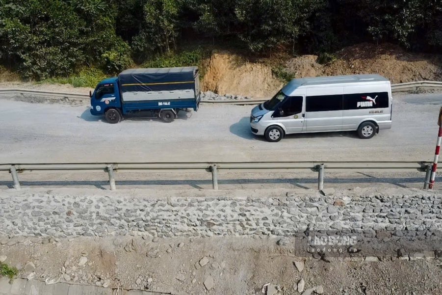 Repairing a damaged and sunken section of the highway after being reported by Lao Dong Newspaper. Photo: Nguyen Hoan.