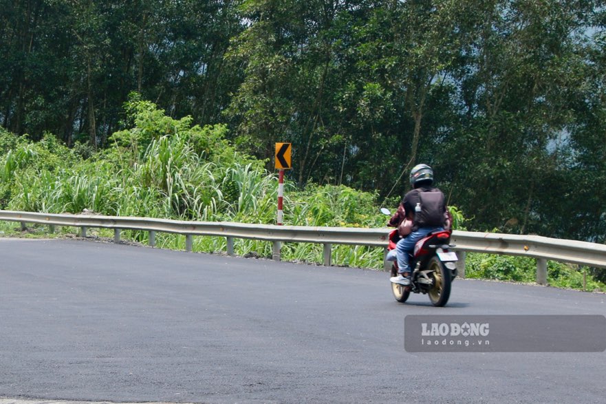 Các phương tiện hiện có thể đi lại dễ dàng, thuận tiện, giảm thiểu rủi ro tai nạn có thể xảy đến. Ảnh: Nguyễn Hoàn.