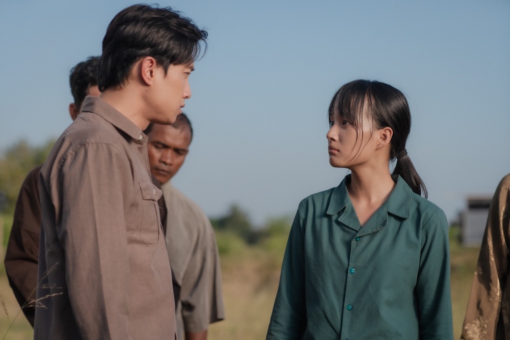 Phuong Thanh sinh nam 2001 tai Hung Yen. Nam 3 tuoi, co cung gia dinh vao mien Nam sinh song, nen co co the su dung linh hoat ca giong Bac lan giong Nam.