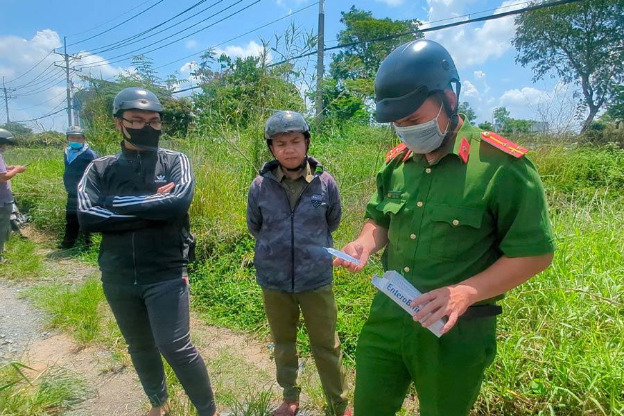 Co quan chuc nang co mat tai hien truong, tien hanh kiem tra so luong thuoc, thuc pham chuc nang bi do trom. Anh: Anh Tu