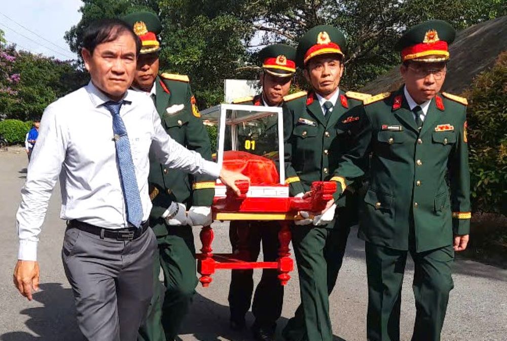 El servicio conmemorativo, el entierro de los restos de los martires. Foto: Colgada