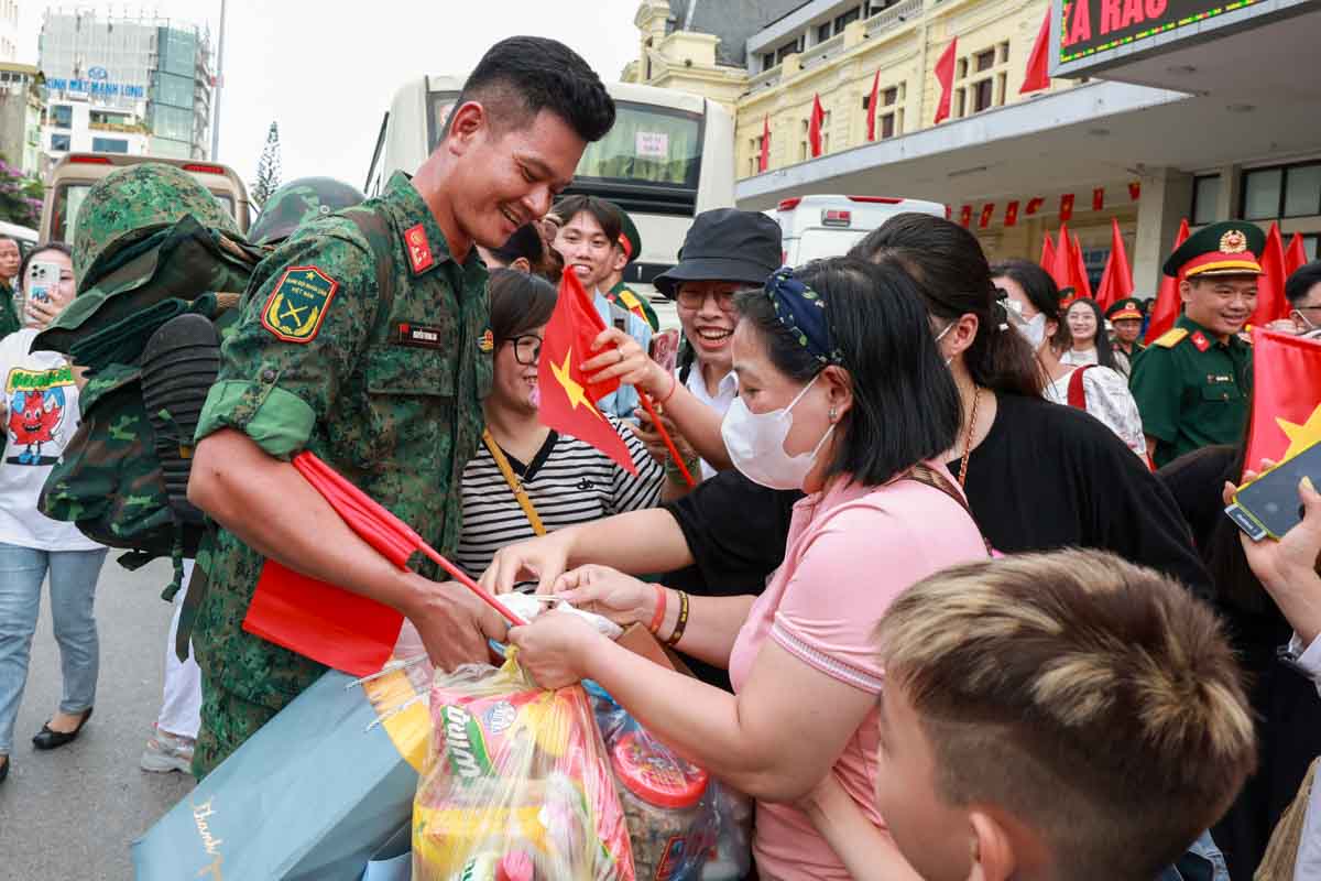 Soldier Nguyen Trung An received gifts from people when he arrived at Hanoi Station. Photo: Hai Nguyen