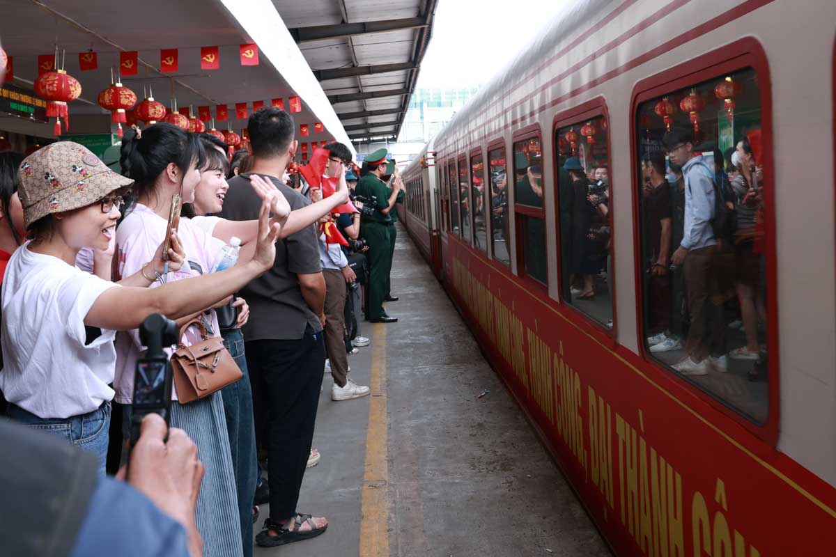 Nguoi dan cam co do sao vang chao don cac khoi dieu binh, dieu hanh mien Nam den Ha Noi. Anh: Hai Nguyen