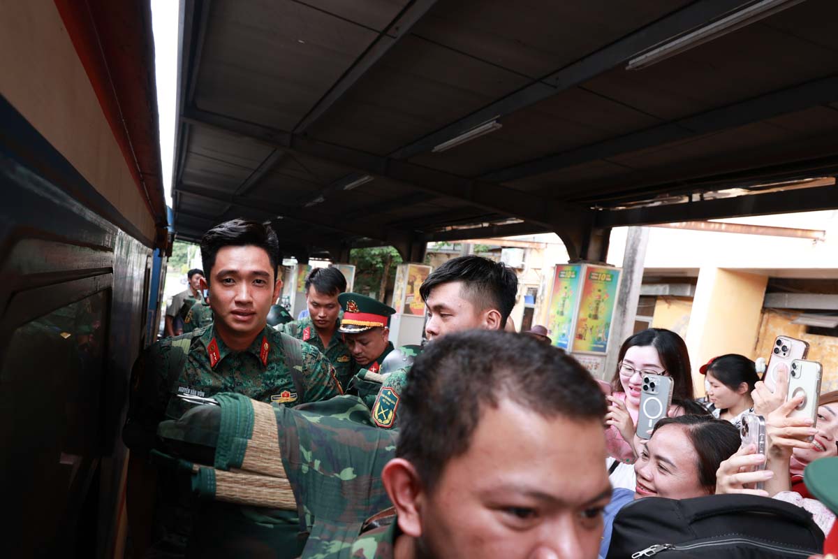 Thuong uy Le Hoang Hiep duoc nguoi dan, cac ban tre vay kin o ga Ha Noi. Anh: Hai Nguyen