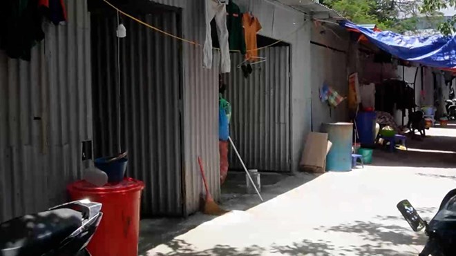 Chống chọi với nắng nóng như đổ lửa, công nhân chỉ mong được ngủ