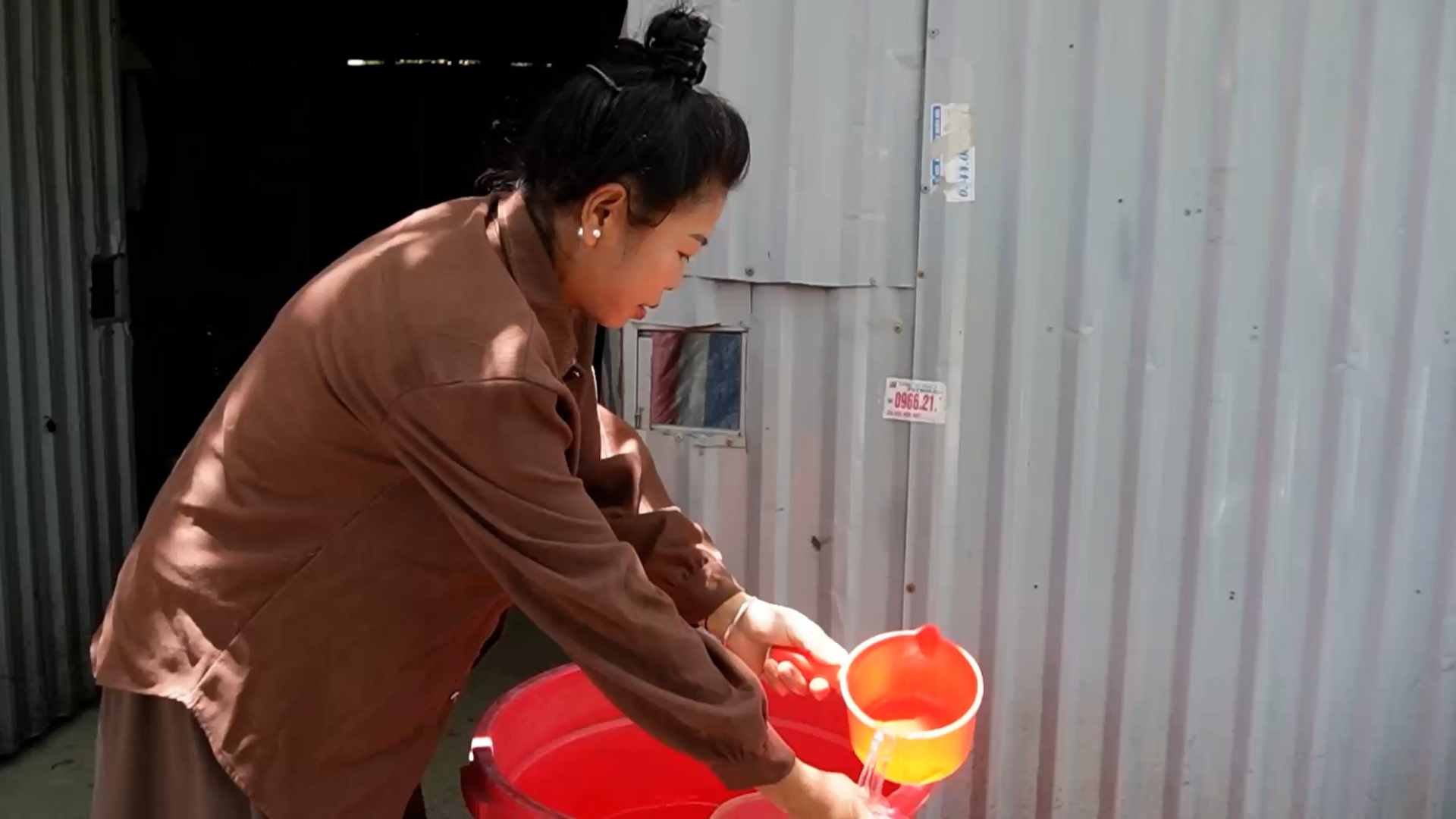 De ha nhiet, chi Lo Thi Din phai thuong xuyen doi nuoc len nguoi, nam uot lung tren nen nha moi mong chop mat giua dem oi a. Anh: Huyen Trang
